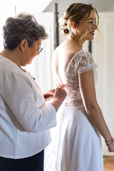 Sa mère lace la robe