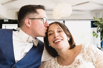 Un baiser sur la tempe